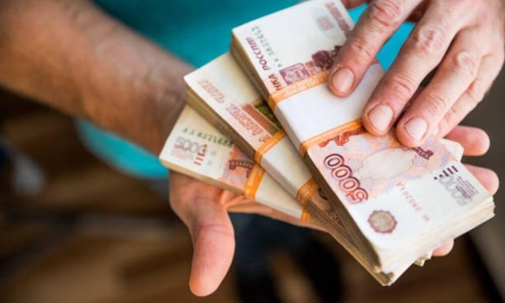 Rouble weakens as investors take stock of new Western sanctions on Russia