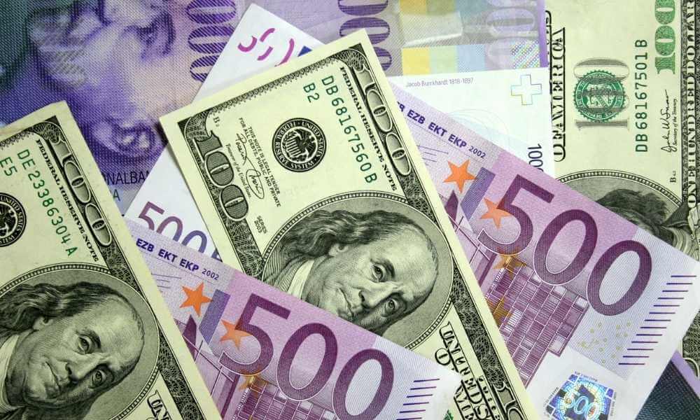 Dollar Slips, Euro Gains For Now; Growth Outlook Weakens