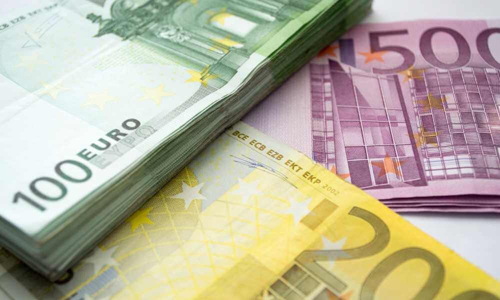 Euro struggles to hold to post-ECB gains, dollar hits 5-year peak on yen