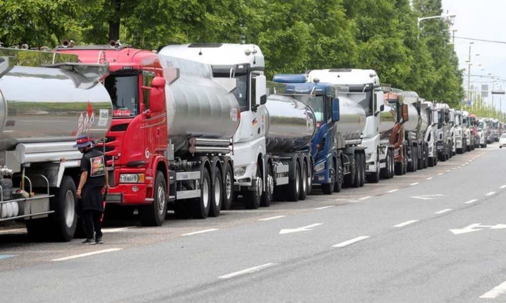 S.Korea union truckers continue strike, talks at a standstill